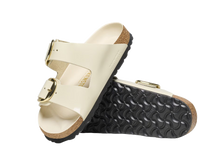 Carica l'immagine nel visualizzatore di Gallery, Birkenstock Arizona Big Buckle Pelle naturale vernice High-Shine Ecru Donna