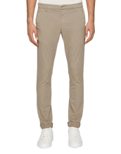 Carica l&#39;immagine nel visualizzatore di Gallery, Pantaloni Gaubert slim in gabardina leggera Don Dup
