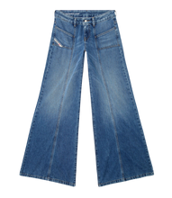 Carica l&#39;immagine nel visualizzatore di Gallery, Flare jeans d-akii 09m56 Diesel
