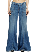 Carica l&#39;immagine nel visualizzatore di Gallery, Flare jeans d-akii 09m56 Diesel
