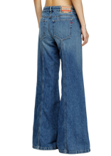 Carica l&#39;immagine nel visualizzatore di Gallery, Flare jeans d-akii 09m56 Diesel
