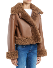 Carica l'immagine nel visualizzatore di Gallery, Giubbino cropped in shearling Don Dup
