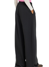 Carica l'immagine nel visualizzatore di Gallery, Pantaloni sportivi larghi con fascia elastica in vita Diesel Donna
