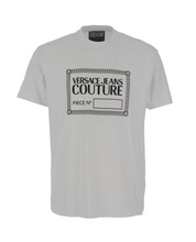 Carica l&#39;immagine nel visualizzatore di Gallery, T-shirt stampa etichetta 71GAHT13 71UP601 R Versace JC
