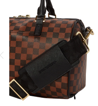 Carica l&#39;immagine nel visualizzatore di Gallery, Henny sip lock Mini duffle Sprayground

