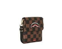 Carica l&#39;immagine nel visualizzatore di Gallery, BORSA  SHARKS IN PARIS PAINTED MESSENGER SLING BAG SPRAYGROUND
